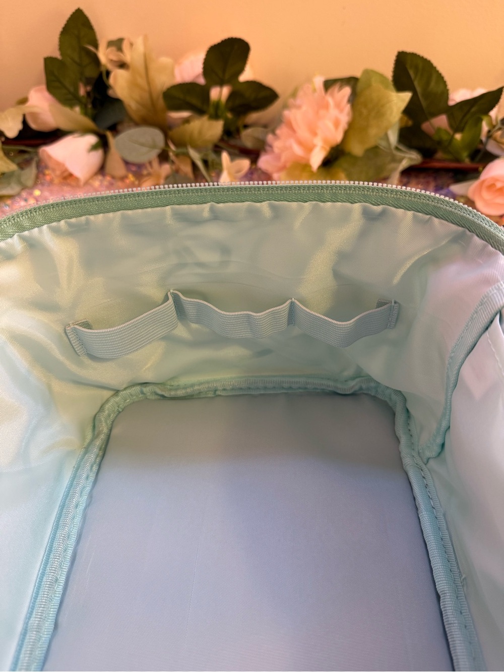 NWT Tender Love + Carry Travel Vanity Bag in “Green Bows” Pattern - Picture 10 of 12